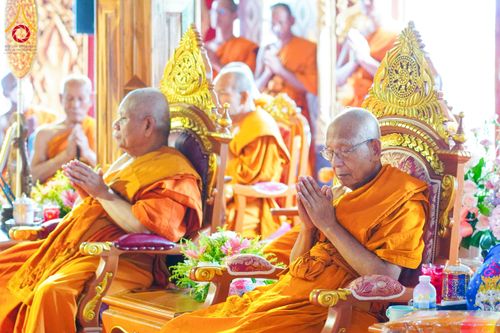 ภาพ No.146676:พิธีต้อนรับสัญญาบัตร พัดยศ ผ้าไตร ในโอกาสที่พระบาทสมเด็จพระเจ้าอยู่หัว ทรงพระกรุณาโปรดพระราชทานสัญญาบัตรตั้งสมณศักดิ์ พระวิมลศาสนวิเทศ (สำรวจ กมโล) เจ้าอาวาสวัดไทยนอร์เวย์ เป็นพระราชาคณะชั้นราช ในราชทินนามที่ “พระราชวชิรศาสนวิเทศ”