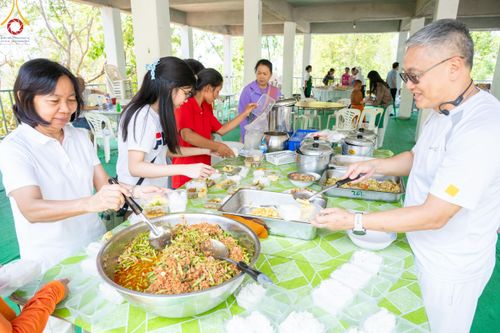 ภาพ No.140318:Photo Story มหัศจรรย์วัดดงดินแดง  EP.8  ภาพการเตรียมงาน การปฎิบัติงาน ของเหล่าผู้ทุ่มเทและเสียสละ เพื่อความสำเร็จของความมหัศจรรย์ ณ วัดดงดินแดง ต.ม่อนจอง อ.อมก๋อย จ.เชียงใหม่ วันที่ 1-7 เมษายน พ.ศ. 2567