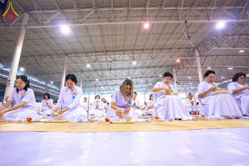 ภาพ No.204272:พิธีถวายภัตตาหารเป็นสังฆทาน แด่พระธรรมยาตรา ณ วัดพระธรรมกาย ตำบลคลองสาม อำเภอคลองหลวง จังหวัดปทุมธานี ในโครงการธรรมยาตรา กตัญญูบูชา มหาปูชนียาจารย์ พระมงคลเทพมุนี(สด จนฺทสโร) พระผู้ปราบมาร อนุสรณ์สถาน 7 แห่ง ปีที่ 13 วันที่ 31 มกราคม พ.ศ. 2568