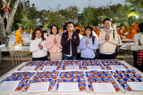 ภาพ No.194355:พิธีถวายภัตตาหารเป็นสังฆทาน แด่พระธรรมยาตรา ณ อนุสรณ์สถานมหาวิหารพระมงคลเทพมุนี (โลตัสแลนด์) อ.สองพี่น้อง จ.สุพรรณบุรี ในโครงการธรรมยาตรา กตัญญูบูชา มหาปูชนียาจารย์ พระมงคลเทพมุนี(สด จนฺทสโร) พระผู้ปราบมาร ปีที่ 13 วันที่ 13 มกราคม พ.ศ.2568