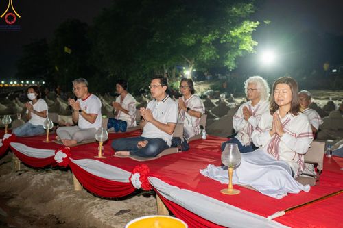 ภาพ No.138623:Photo Story  มหัศจรรย์วัดดงดินแดง Episode 6 พระภิกษุ-สามเณร ในโครงการบรรพชาอุปสมบทหมู่  กว่า 500 รูป และศีลจาริณีกว่า 300 คน ร่วมกันก่อพระเจดีย์ทราย 20,000 องค์ และจุดประทีป  บูชาธรรม 80 ปี หลวงพ่อธมฺมชโย กลางลำน้ำแม่ตื่น