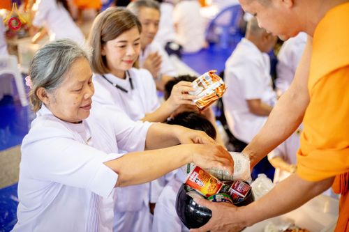 ภาพ No.209316:วันอาทิตย์ที่ 2 มีนาคม พ.ศ. 2568 พิธีตักบาตร ข้าวสารอาหารแห้ง ณ บ้านแก้วเรือนทองคุณยายฯ สภาธรรมกายสากล วัดพระธรรมกาย