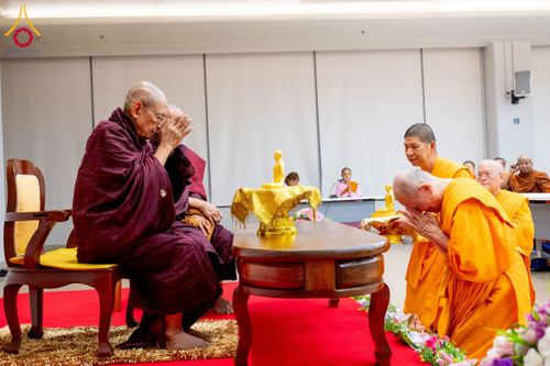 ภาพ No.222642:วันที่ 23 เมษายน พ.ศ. 2568 หลวงพ่อทัตตชีโวต้อนรับคณะสงฆ์เมียนมาร์ ณ อาคาร 100 ปี คุณยายมหารัตนอุบาสิกาจันทร์ ขนนกยูง วัดพระธรรมกาย