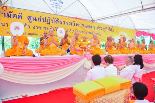 ภาพ No.95384:พิธีทอดกฐินสามัคคี เพื่อสร้างอาคาร 80 ปี หลวงพ่อธัมมชโย ณ ศูนย์ปฏิบัติธรรมวิหารแดง อำเภอวิหารแดง จ.สระบุรี วันที่ 18 พฤศจิกายน พ.ศ. 2566