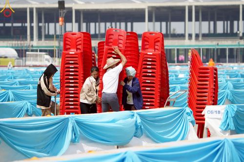 ภาพ No.218439:วันที่ 15 - 18 เมษายน พ.ศ. 2568 การเตรียมภาชนะสำหรับถวายภัตตาหาร , การจัดโต๊ะเก้าอี้ในลานธรรม , การแพ็คพัสดุงานต้อนรับ เพื่องานวันคุ้มครองโลก 22 เมษายน พ.ศ.2568 วัดพระธรรมกาย