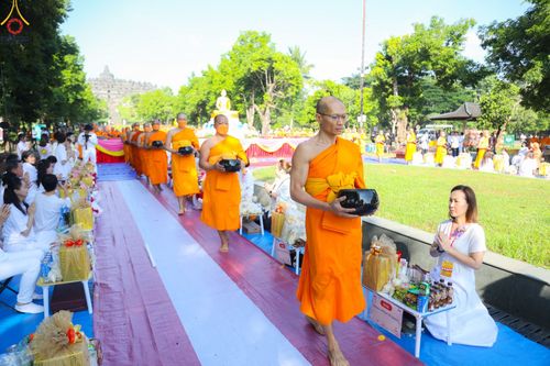 ภาพ No.103287:พิธีตักบาตรพระธรรมทายาท 1,000 รูป ณ มหาเจดีย์บุโรพุทโธ ประเทศอินโดนีเซีย ในวันที่ 20 ธันวาคม พ.ศ. 2566