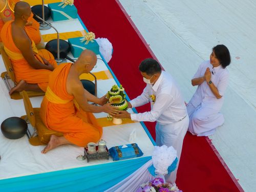 ภาพ No.110227:พิธีตักบาตรพระธรรมยาตราฯ ในโครงการธรรมยาตรากตัญญูบูชา มหาปูชนียาจารย์ พระมงคลเทพมุนี(สด จนฺทสโร) พระผู้ปราบมาร ปีที่ 12 ณ อนุสรณ์สถานลำดับที่ 2 สถานที่ตั้งมโนปณิธานบวชตลอดชีวิต อนุสรณ์สถานบางนางแท่น จ.นครปฐม วันที่ 11 มกราคม พ.ศ. 2567