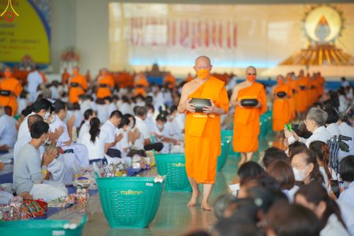 ภาพ No.82956:พิธีตักบาตร ณ บ้านแก้วเรือนทองคุณยายอาจารย์ฯ พิธีบูชาข้าวพระ ณ สภาธรรมกายสากล วัดพระธรรมกาย ในวันอาทิตย์ต้นเดือนที่ 2 ก.ค. พ.ศ.2566