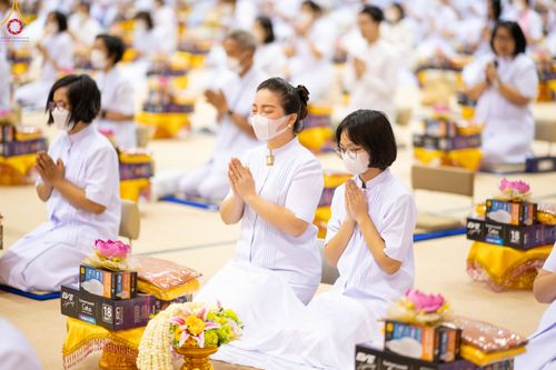 ภาพ No.84465:พิธีถวายผ้าอาบน้ำฝนและประทีปโคมไฟ ในวันอาสาฬหบูชา ณ ห้องแก้วสารพัดนึก 1 วัดพระธรรมกาย วันอังคารที่ 1 สิงหาคม พ.ศ. 2566