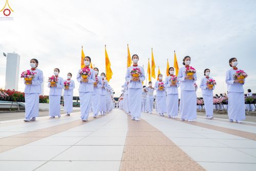 ภาพ No.84076:พิธีเวียนประทักษิณ พิธีวันทาเจดีย์ พิธีขอขมา และมอบผ้าไตร  ในโครงการบรรพชาอุปสมบทหมู่ธรรมทายาทรุ่นเข้าพรรษา และโครงการบรรพชาสามเณรโรงเรียนนานาชาติ รุ่นที่12 ในวันเสาร์ที่ 22 กรกฎาคม พ.ศ. 2566