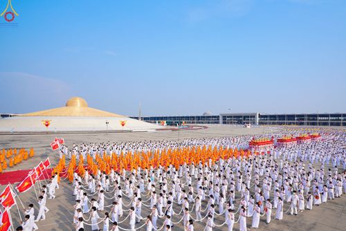 ภาพ No.79103:พิธีอัญเชิญองค์พระบรมพุทธเจ้า 24 องค์ เวียนประทักษิณรอบพระมหาธรรมกายเจดีย์ ณ วัดพระธรรมกาย  วันที่ 2 เมษายน พ.ศ. 2566