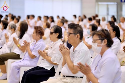 ภาพ No.284778:วันอาทิตย์ที่ 14 ธันวาคม พ.ศ.2568  พิธีปฏิบัติธรรม พิธีถวายภัตตาหารเป็นสังฆทาน พิธีมอบต้นสมบัติจักรพรรดิ ถวายแด่เจ้าอาวาสและประธานสงฆ์ 236 ศูนย์ส่งเสริมศีลธรรมทั่วโลก ณ สภาธรรมกายสากล วัดพระธรรมกาย