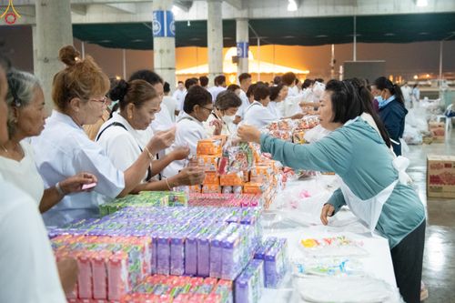 ภาพ No.279692:วันที่ 1 มกราคม พ.ศ.2569 พิธีตักบาตรในวันขึ้นปีใหม่ ณ ลานธรรม วัดพระธรรมกาย