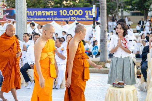 ภาพ No.282613:วันเสาร์ที่ 20 ธันวาคม พ.ศ.2568 พิธีตักบาตรพระ 10,000 รูป (ชุด 2) เนื่องในโอกาส 194 ปี จังหวัดกาญจนบุรี และอุทิศส่วนกุศลให้แด่บรรพชนทั้งหลาย บริเวณถนนสองแคว (Skywalk) เมืองกาญจนบุรี