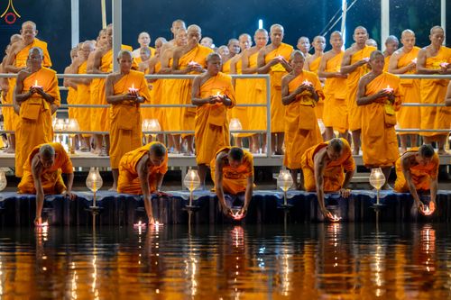 ภาพ No.301358:วันที่ 22 มกราคม พ.ศ. 2569 พิธีลอยประทีปธรรมถวายเป็นพุทธบูชา และบูชาธรรมมหาปูชนียาจารย์  ณ อนุสรณ์สถานลำดับที่ 5 สถานที่เผยแผ่วิชชาธรรมกายครั้งแรก อนุสรณ์สถานบางปลา วัดบางปลา อำเภอบางเลน จังหวัดนครปฐม ในโครงการธรรมยาตรา กตัญญูบูชา มหาปูชนียาจารย์ พระมงคล