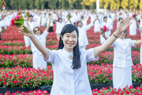 ภาพ No.280969:วันที่ 28 ธันวาคม พ.ศ.2568 กิจกรรมเก็บดอกแพงรวย ณ ทุ่งสวรรค์ตะวันฉาย วัดพระธรรมกาย