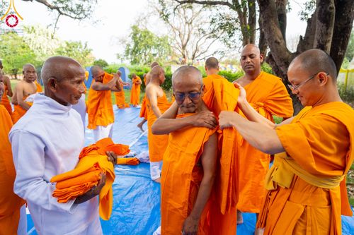ภาพ No.314135:วันจันทร์ที่ 16 มีนาคม พ.ศ. 2569 พิธีเวียนเทียนประทักษิณ และพิธีบรรพชาสามเณร 500 รูป ณ วิหารมายาเทวี ประเทศเนปาล