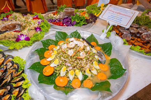 ภาพ No.303616:วันที่ 27 มกราคม พ.ศ. 2569 พิธีถวายภัตตาหารเป็นสังฆทาน แด่พระธรรมยาตรา ณ วัดพระธรรมกาย  จังหวัดปทุมธานี ในโครงการธรรมยาตรา กตัญญูบูชา มหาปูชนียาจารย์ พระมงคลเทพมุนี(สด จนฺทสโร) พระผู้ปราบมาร อนุสรณ์สถาน 7 แห่ง ปีที่ 14