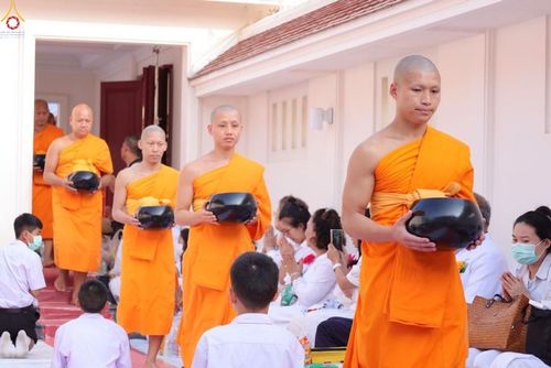 ภาพ No.297621:วันที่ 18 มกราคม พ.ศ. 2569 พิธีตักบาตรพระธรรมยาตรา ณ วัดโบสถ์บน ต.บางคูเวียง จ.นนทบุรี อนุสรณ์สถานลำดับที่ 4 สถานที่เกิดด้วยกายธรรม ในโครงการธรรมยาตรา กตัญญูบูชา มหาปูชนียาจารย์ พระมงคลเทพมุนี(สด จนฺทสโร) พระผู้ปราบมาร อนุสรณ์สถาน 7 แห่ง ปีที่ 14