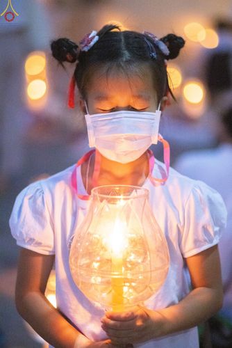 ภาพ No.73482:พิธีจุดประทีปถวายเป็นพุทธบูชา และบูชาธรรมมหาปูชนียาจารย์ ในโครงการธรรมยาตรากตัญญูบูชา มหาปูชนียาจารย์ พระมงคลเทพมุนี(สด จนฺทสโร) พระผู้ปราบมาร ปีที่ 11 ณ อนุสรณ์สถานลำดับที่ 4 สถานที่เกิดด้วยกายธรรม วัดโบสถ์ (บน) บางคูเวียง อ.บางกรวย จ.นนทบุรี วันที่ 21 