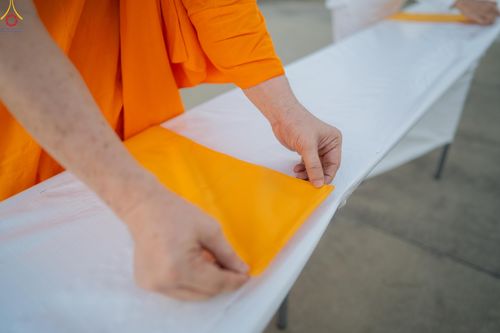 ภาพ No.321192:วันที่ 10-11 เมษายน พ.ศ.2569 การเตรียมกล่องไทยธรรม และการติดผ้ารับประเคน เพื่องานถวายมหาสังฆทาน 40,000 กว่าวัดทั่วประเทศ วันคุ้มครองโลก 22 เมษายน พ.ศ.2569 วัดพระธรรมกาย