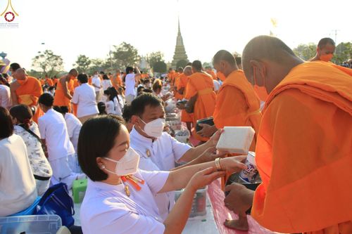 ภาพ No.72093:พิธีตักบาตรพระธรรมยาตราฯ ในโครงการธรรมยาตรากตัญญูบูชา มหาปูชนียาจารย์ พระมงคลเทพมุนี(สด จนฺทสโร) พระผู้ปราบมาร ปีที่ 11 ณ อนุสรณ์สถานลำดับที่ 3 สถานที่เกิดใหม่ในเพศสมณะ วัดสองพี่น้อง อ.สองพี่น้อง จ.สุพรรณบุรี วันที่ 18 มกราคม พ.ศ. 2566
