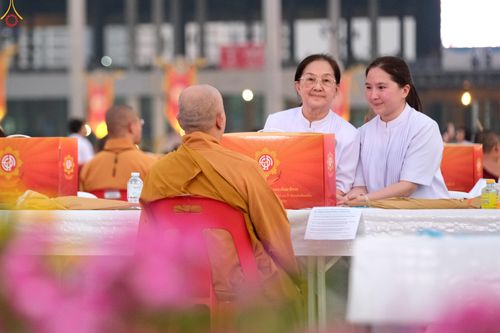 ภาพ No.324728:วันที่ 22 เมษายน พ.ศ.2569 (วันคุ้มครองโลก) บรรยากาศสาธุชน ในงานถวายมหาสังฆทาน 40,000 กว่าวัดทั่วประเทศ ณ ลานธรรม วัดพระธรรมกาย