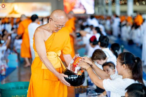 ภาพ No.345419:วันพฤหัสบดีที่ 27 สิงหาคม พ.ศ.2569 พิธีตักบาตรในวันธรรมชัย ณ สภาธรรมกายสากล วัดพระธรรมกาย ปทุมธานี