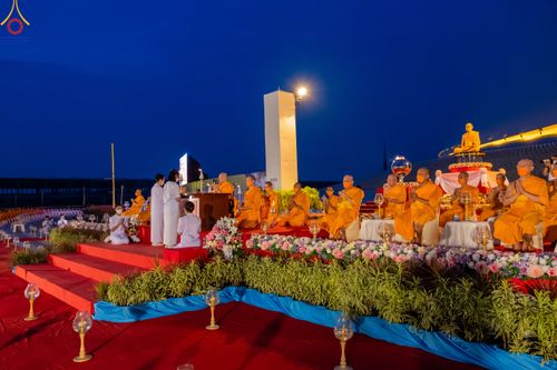 ภาพ No.90236:พิธีจุดประทีป 20,000 ดวง บูชาพระมหาธรรมกายเจดีย์ และบูชาพระมงคลเทพมุนี(สด จนฺทสโร) พระผู้ปราบมาร วันอังคารที่ 10 ตุลาคม พ.ศ. 2566 ณ ลานธรรมพระมหาธรรมกายเจดีย์ วัดพระธรรมกาย จ.ปทุมธานี