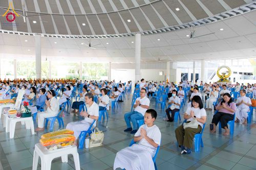 ภาพ No.329915:วันที่ 23 พฤษภาคม พ.ศ. 2569 พิธีถวายภัตตาหารเมนูสวรรค์ เพื่อการบรรลุธรรม ณ หอฉันคุณยายอาจารย์ฯ วัดพระธรรมกาย จังหวัดปทุมธานี