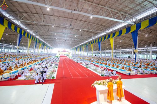 ภาพ No.85281:พิธีมุทิตาสักการะพระภิกษุ ผู้สอบได้เปรียญธรรม ๙ ประโยคระดับโลก, พิธีมอบโล่เกียรติยศและทุนการศึกษา สำนักเรียนบาลีดีเด่นทั่วประเทศ ในวันสมาธิโลก อาทิตย์ที่ 6 สิงหาคม พ.ศ. 2566 ณ สภาธรรมกายสากล วัดพระธรรมกาย