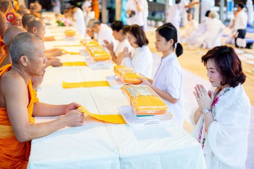 ภาพ No.288871:วันที่ 6 มกราคม พ.ศ. 2569 พิธีถวายภัตตาหารเป็นสังฆทาน แด่พระธรรมยาตรา ในโครงการธรรมยาตรา กตัญญูบูชา มหาปูชนียาจารย์ พระมงคลเทพมุนี(สด จนฺทสโร) พระผู้ปราบมาร อนุสรณ์สถาน 7 แห่ง ปีที่ 14 ณ อนุสรณ์สถานมหาวิหารพระมงคลเทพมุนี (โลตัสแลนด์) อ.สองพี่น้อง จ.สุพรร