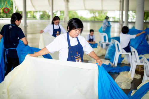 ภาพ No.325331:วันที่ 24-25 เมษายน พ.ศ.2569  เจ้าหน้าที่และอาสาสมัครรับบุญเก็บโต๊ะ เก้าอี้ ผ้าระบาย งานถวายมหาสังฆทาน 40,000 กว่าวัดทั่วประเทศ  ณ วิหารคด, สภาธรรมกายสากล วัดพระธรรมกาย