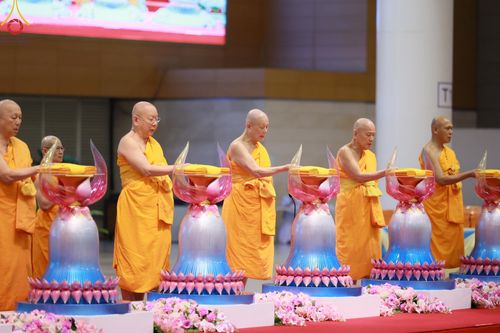 ภาพ No.154761:พิธีทอดผ้าป่าสมทบกฐินวัดพระธรรมกาย และสมทบกฐิน 30,000 วัดทั่วไทย ครั้งที่ 2 ณ สภาธรรมกายสากล วัดพระธรรมกาย วันอังคารที่ 17 กันยายน พ.ศ. 2567