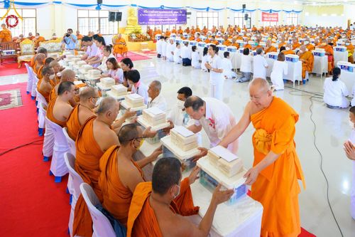 ภาพ No.78368:พิธีถวายสังฆทานแด่คณะสงฆ์ ๓๒๓ วัด พิธีมอบกองทุนหนุนแรงใจช่วยครูใต้และพิธีทำบุญอุทิศส่วนกุศลแด่ผู้วายชนม์ในเหตุการณ์ความไม่สงบ ๔ จังหวัดชายแดนภาคใต้  (ปัตตานี ยะลา นราธิวาส สงขลา) ปีที่ ๑๙ ครั้งที่ ๑๖๑ พิธีมอบกองทุนหนุนแรงใจช่วยครูใต้ (ปีที่ ๑๖ ครั้งที่ ๑