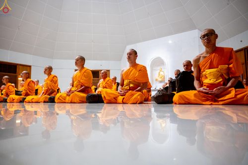 ภาพ No.288389:วันที่ 4 มกราคม พ.ศ. 2569 พระธรรมยาตราปฏิบัติธรรม และถ่ายภาพหมู่ประวัติศาสตร์ ในโครงการธรรมยาตรา กตัญญูบูชา มหาปูชนียาจารย์ พระมงคลเทพมุนี(สด จนฺทสโร) พระผู้ปราบมาร อนุสรณ์สถาน 7 แห่ง ปีที่ 14 ณ อนุสรณ์สถานมหาวิหารพระมงคลเทพมุนี (โลตัสแลนด์) อ.สองพี่น้อง