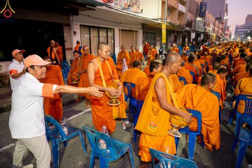 ภาพ No.151684:V.55 ทีมใหญ่ที่หาดใหญ่ เจ้าหน้าที่ทุกสถานะ หลายสัญชาติ ร่วมกันจัดงานตักบาตรที่หาดใหญ่ วันที่ 10-11 สิงหาคม พ.ศ. 2567