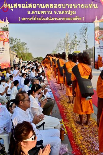 ภาพ No.107914:พิธีต้อนรับพระธรรมยาตรา ในโครงการธรรมยาตรากตัญญูบูชา มหาปูชนียาจารย์ พระมงคลเทพมุนี(สด จนฺทสโร) พระผู้ปราบมาร อนุสรณ์สถาน 7 แห่ง ปีที่ 12 วันที่ 7 มกราคม พ.ศ. 2567 ณ อนุสรณ์สถานคลองบางนางแท่น  อ.สามพราน จ.นครปฐม