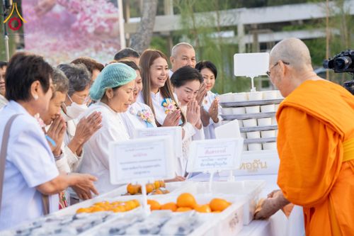 ภาพ No.193771:สาธุชนถวายภัตตาหารเป็นสังฆทาน แด่พระธรรมยาตรา ณ อนุสรณ์สถานมหาวิหารพระมงคลเทพมุนี (โลตัสแลนด์) อ.สองพี่น้อง จ.สุพรรณบุรี ในโครงการธรรมยาตรา กตัญญูบูชา มหาปูชนียาจารย์ พระมงคลเทพมุนี(สด จนฺทสโร) พระผู้ปราบมาร ปีที่ 13 วันที่ 12 มกราคม พ.ศ.2568