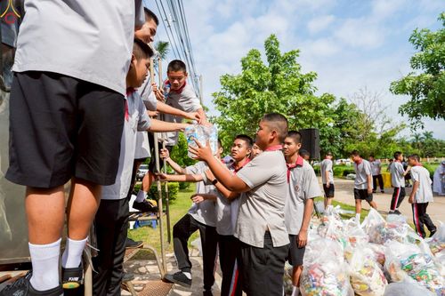 ภาพ No.229904:วันพฤหัสบดีที่ 26 มิถุนายน พ.ศ. 2568 พิธีตักบาตรพระ 1,165 รูป ฉลองก่อตั้งเมืองวานรนิวาส ครบรอบ 164 ปี ณ ถนนวานรนิวาส-อากาศอำนวย อ.วานรนิวาส จ.สกลนคร