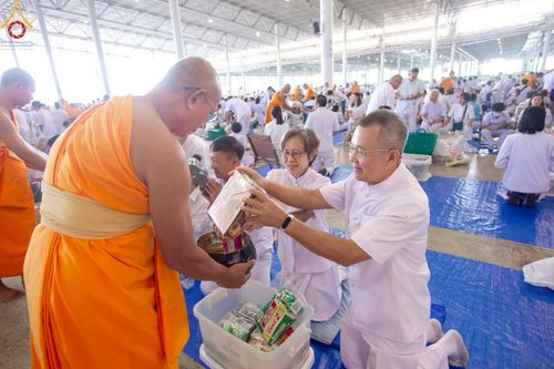 ภาพ No.222028:วันที่ 4 พฤษภาคม พ.ศ. 2568 พิธีตักบาตร เนื่องในวันอาทิตย์ต้นเดือน ณ บ้านแก้วเรือนทองคุณยายฯ วัดพระธรรมกาย