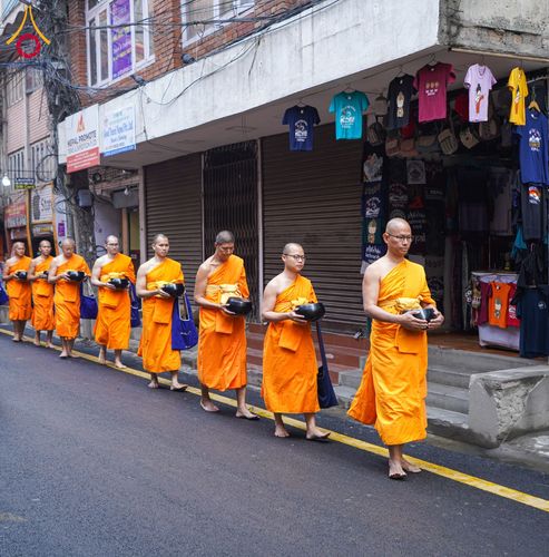 ภาพ No.132590:สามเณรเนปาล บิณฑบาต ย่านทาเมล เมืองกาฐมาณฑุ และเมืองปาฏัน ในโครงการบรรพชา 1,250 รูป ประเทศเนปาล วันที่ 20 มีนาคม พ.ศ. 2567