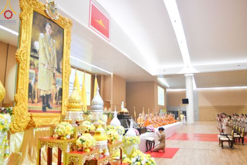 ภาพ No.209006:พระบาทสมเด็จพระเจ้าอยู่หัว ทรงมีพระราชศรัทธาทรงพระกรุณาโปรดเกล้าฯ ให้บำเพ็ญพระราชกุศลถวายภัตตาหารพระราชทาน การสอบบาลีสนามหลวง ณ วัดพระธรรมกาย ย อ.คลองหลวง จ.ปทุมธานี วันที่ 23-24 กุมภาพันธ์ พ.ศ. 2568