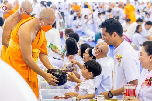 ภาพ No.124478:พิธีตักบาตรในวันมาฆบูชา ณ บ้านแก้วเรือนทองคุณยายฯ วัดพระธรรมกาย จ.ปทุมธานี วันเสาร์ที่ 24 กุมภาพันธ์ พ.ศ. 2567