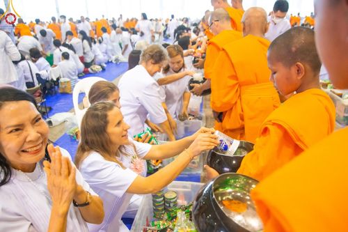 ภาพ No.205908:พิธีตักบาตร และ พิธีบูชาข้าวพระ ในวันอาทิตย์ต้นเดือน 2 กุมภาพันธ์ พ.ศ. 2568 ณ สภาธรรมกายสากล วัดพระธรรมกาย