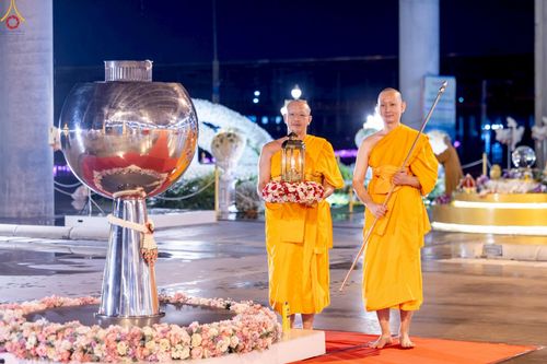 ภาพ No.244262:วันที่ 7 กันยายน พ.ศ. 2568 พิธีจุดประทีป วันครูผู้ค้นพบวิชชาธรรมกาย ณ ลานธรรมฯ และวิหารคด วัดพระธรรมกาย