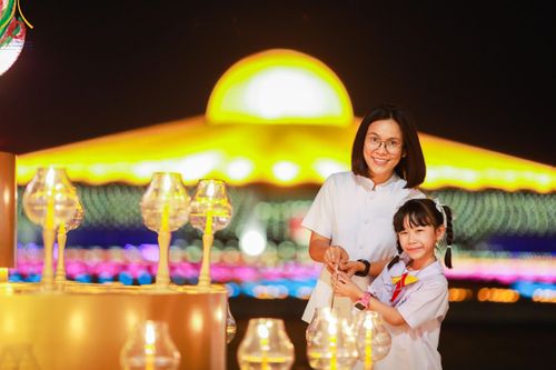 ภาพ No.150359:พิธีจุดประทีป และพิธีฉลองชัยสวดมนต์ บทธัมมจักกัปปวัตตนสูตร ครบ 6,668,272,727 จบ เนื่องในวันธรรมชัย 27 สิงหาคม พ.ศ. 2567 ณ มหารัตนวิหารคด วัดพระธรรมกาย