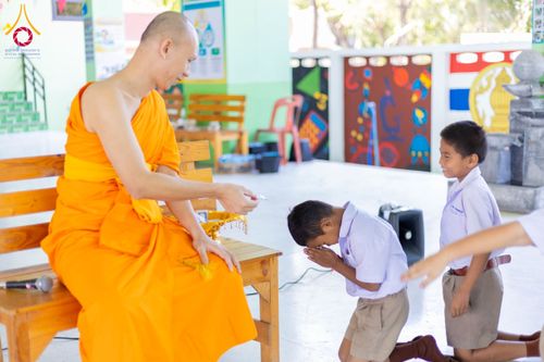 ภาพ No.197500:พิธีทอดผ้าป่าทำนุบำรุงศาสนสถาน ณ วัดโบสถ์(บน) ตำบลบางคูเวียง อำเภอบางกรวย จังหวัดนนทบุรี ในโครงการธรรมยาตรา กตัญญูบูชา มหาปูชนียาจารย์ พระมงคลเทพมุนี(สด จนฺทสโร) พระผู้ปราบมาร อนุสรณ์สถาน 7 แห่ง ปีที่ 13 วันที่ 17 มกราคม พ.ศ. 2568