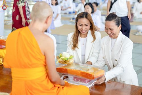 ภาพ No.162185:พิธีถวายภัตตาหารเมนูสวรรค์ เนื่องในวันออกพรรษา (ขึ้น 15 ค่ำ เดือน 11) วันพฤหัสบดีที่ 17 ตุลาคม พ.ศ. 2567 ณ หอฉันคุณยายอาจารย์ฯ วัดพระธรรมกาย