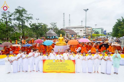 ภาพ No.226131:วันอาทิตย์ที่ 25 พฤษภาคม พ.ศ. 2568 พิธีตักบาตรพระ 1,000 รูปเมืองตรัง ครบรอบ 110 ปี เมืองทับเที่ยง ถวายเป็นพุทธบูชา ถวายเป็นพระราชกุศลแด่รัชกาลที่ 10 และอุทิศส่วนกุศลแด่อดีตเจ้าเมืองตรัง และบรรพบุรุษ ณ บริเวณหน้าศาลากลางจังหวัดตรัง ถนนพระราม 6